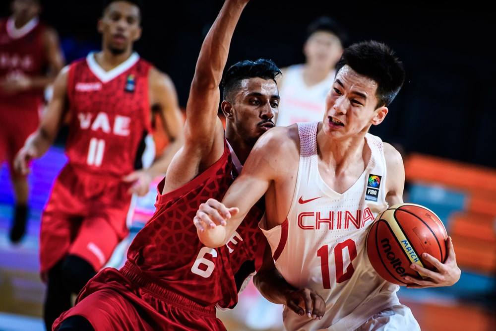  法甲半程最佳阵容巴黎独占五席引争议  